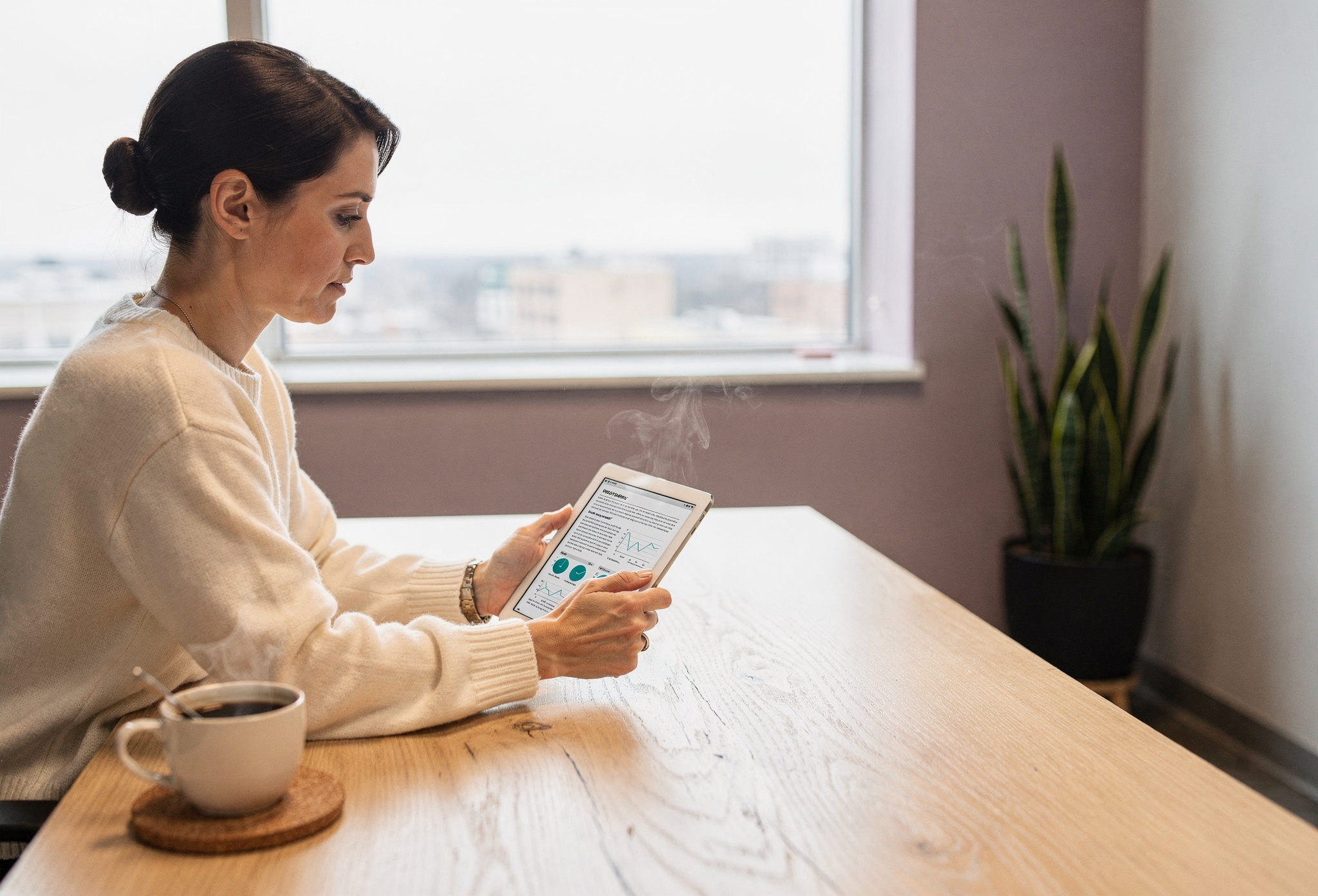 Tablet uzerinde dijital rapor inceleyen yonetici