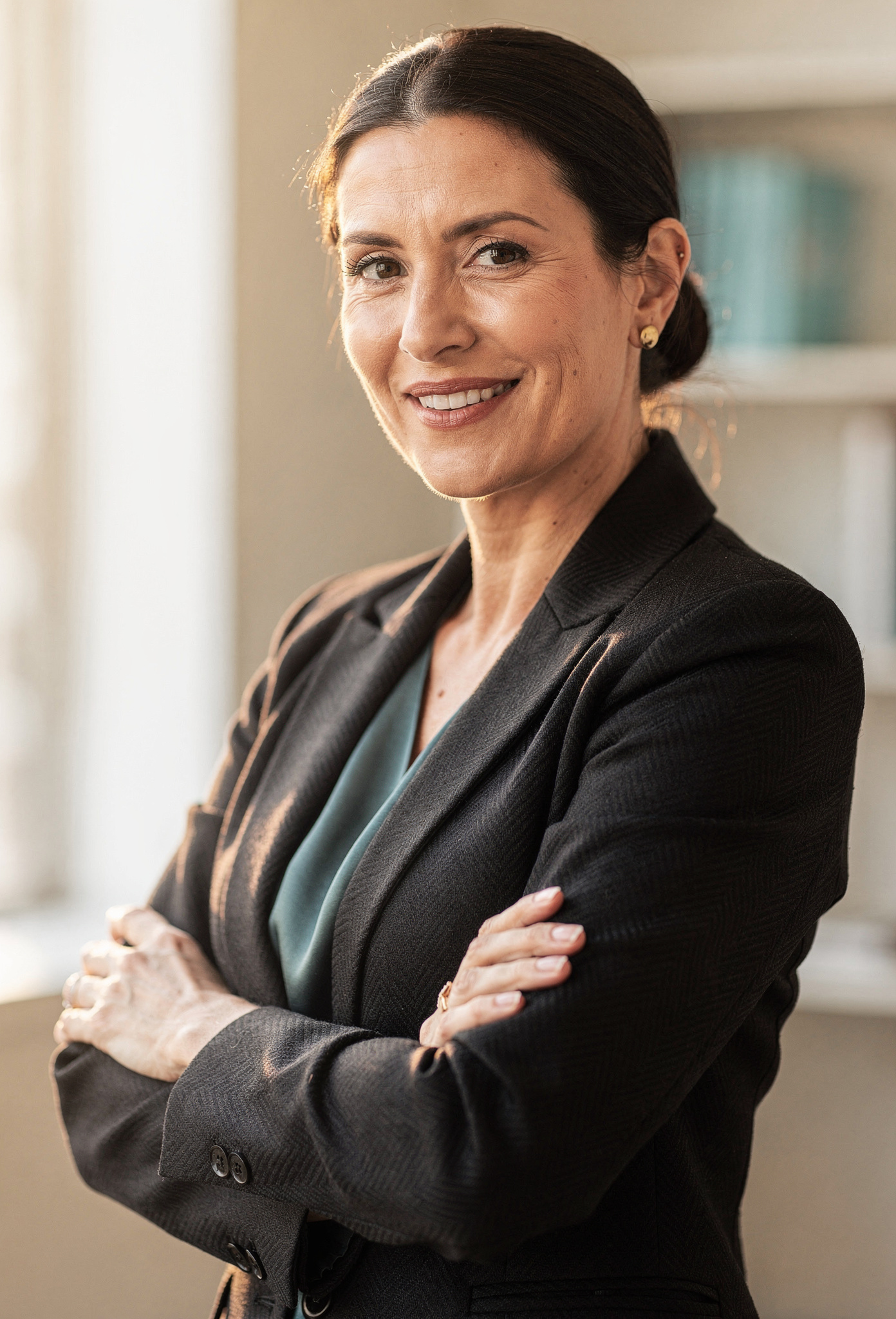 Deneyimli kadin yonetim danismani portresi